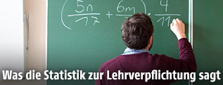 Lehrer schreibt an die Tafel