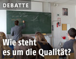 Lehrer schreibt an die Tafel