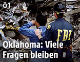 FBI Agent und Zivilist stehen vor zerstörtem Gebäude