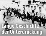 Marsch von Armeniern unter Aufsicht von türkischen Soldaten (Archivbild aus dem Jahr 1915)