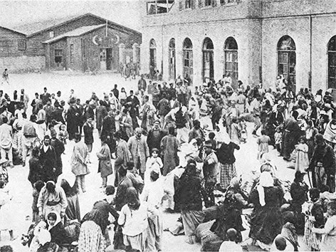 © Public Domain Versammlung der armenischen Bevölkerung auf einem Hauptplatz