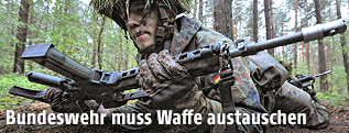 Deutscher Bundeswehrsoldat mit einem G36-Sturmgewehr