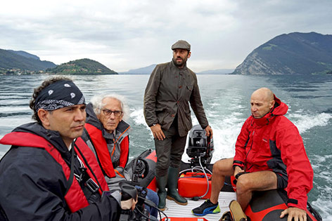 © 2014 Christo/Wolfgang Volz Christo, Rossen Jeliaskov, Antonio Ferrera und Vladimir Yavachev in einem Boot