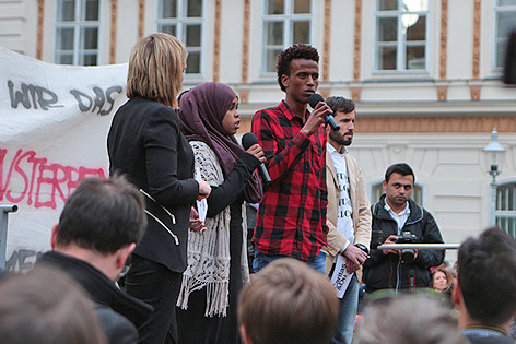 © ORF.at/Thomas Hangweyrer Kundgebungsteilnehmer am Wiener Minoritenplatz