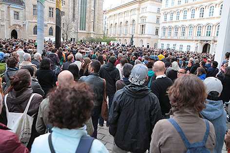 © ORF.at/Thomas Hangweyrer Kundgebungsteilnehmer am Wiener Minoritenplatz