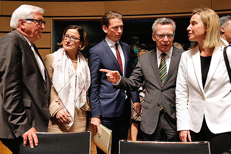 © APA/EPA/Julien Warnand Frank-Walter Steinmeier, Johanna Mikl-Leitner, Sebastian Kurz, Thomas de Maiziere und Federica Mogherini