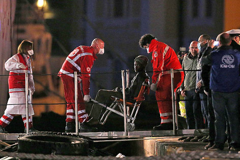 © APA/EPA/Alessandro di Meo Ein Überlebender wird von Rettungskräften versorgt