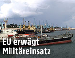 Hafen mit Schiffen