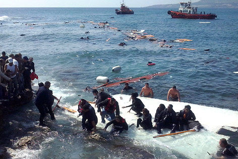 Flüchtlinge schwimmen ans Ufer