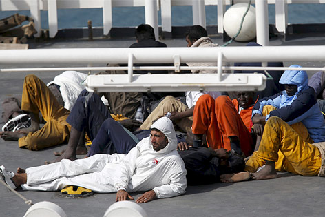Überlebende Flüchtlinge nach Schiffsunglück