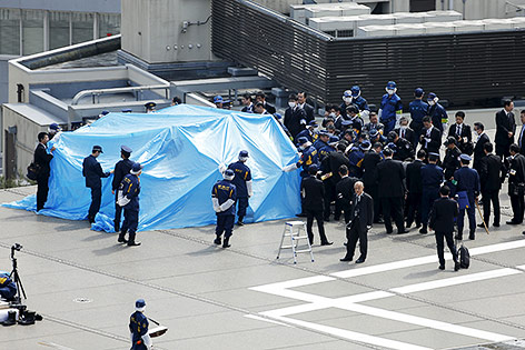© Reuters/Toru Hanai Sicherheitskräfte untersuchen die Drohne