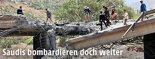 Von Luftangriffen zerstörte Brücke im Jemen