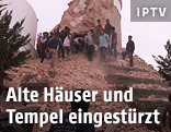  	Menschen suchen in den Trümmern eines eingestürzten Gebäudes nach Verschütteten