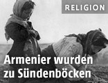 Armenische Frau trauert gemeinsam mit ihrer Tochter