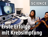 Eine Frau beim Muttermal-Check