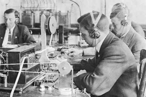 © Library of Congress, LC-USZ62-107409 Schüler der Marconi Wirleless School in New York City üben den Umgang mit Funktechnik (1912)