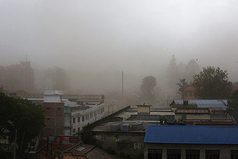 © APA/EPA/Narendra Shrestha Rauchwolke über Katmandu nach dem Erdbeben