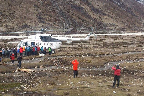 © AP/Pasang Dawa Sherpa Schwerverletzte werden vom Mount Everest ausgeflogen