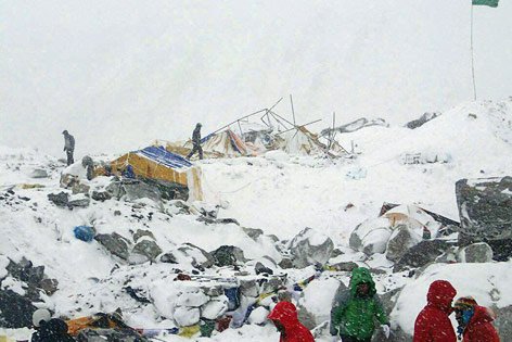 © AP/Azim Afif Lawine am Everest Base Camp