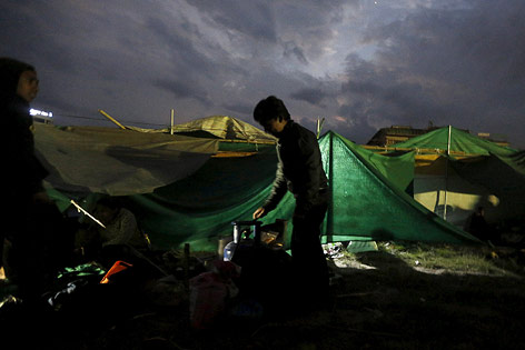 © Reuters/Adnan Abidi Kind beim Aufbau eines Zeltes