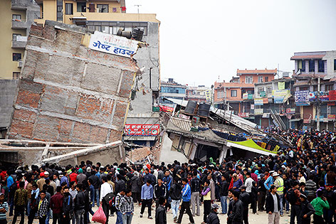 © APA/EPA/Narendra Shrestha Menschenmenge in Kathmandu auf der Straße vor Gebäudetrümmern