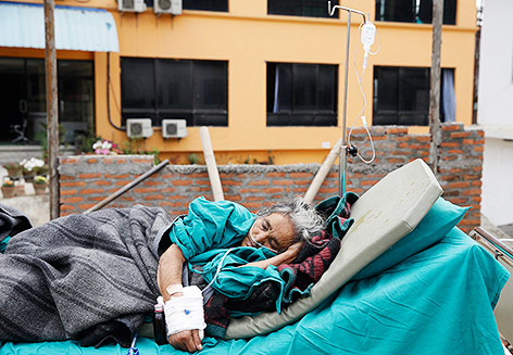 © APA/EPA/Narendra Shrestha Ältere Frau wird auf offener Straße in Kathmandu versorgt