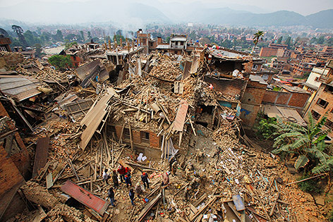 © APA/AP/Niranjan Shrestha Blick über einen Teil von Kathmandu mit zerstörten Häusern