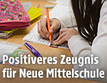 Schülerin schreibt in einem Heft