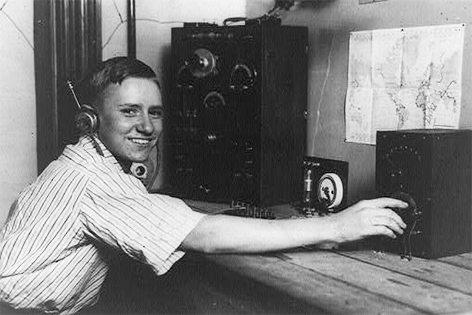 © Library of Congress, LC-USZ62-93539 Junger Radiohörer mit selbstgebauter Ausrüstung im Jahr 1922
