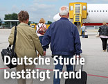 Senioren auf dem Weg zum Flugzeug
