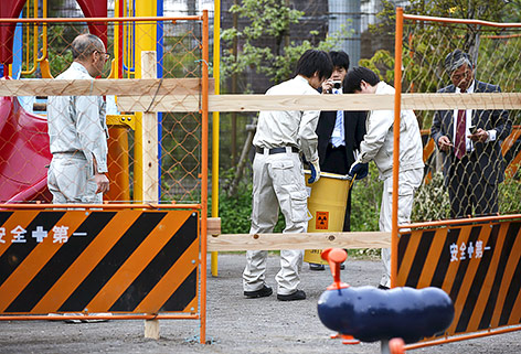 © Reuters/Toru Hanai Ermittler auf dem verstrahlten Spielplatz in Tokio