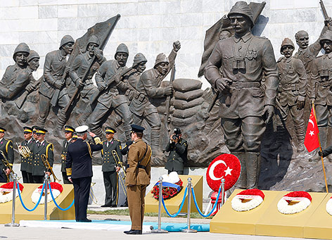 © Reuters/Osman Orsal Prince Charles salutiert vor dem türkischen Denkmal