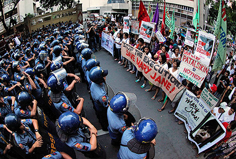 © APA/EPA/Francis R. Malasig Demonstranten und Polizisten vor der indonesischen Botschaft in Manila