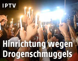 Menschen halten Kerzen in die Höhe