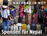 Menschen in Nepal stellen sich um Wasser an