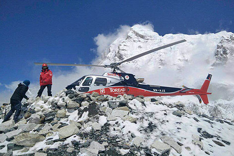 © AP/Azim Afif Hubschrauber am Mount Everest