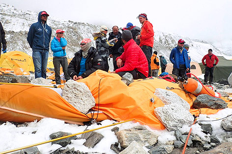 © APA/EPA/Azim Afif Wartende Bergsteiger am Mount Everest