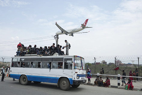 © APA/EPA/Hemanta Shrestha Flüchtende am Flughafen