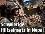 Bagger k&auml;mpft sich durch Schutt