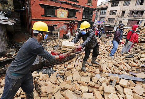 Freiwillige Helfer beseitigen den Schutt in Kathmandus Straßen