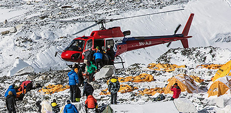 © AP/Courtesy of 6summitschallenge.com/Elia Saikaly Rettungshubschrauber bei verschüttenten Zelten am Mount Everest