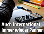 Taschenrechner am Schreibtisch