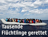 Fl&uuml;chtlinge auf einem Rettungsboot