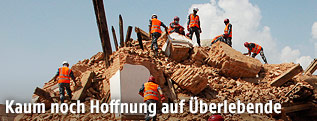 Rettungskräfte suchen nach Überlebenden
