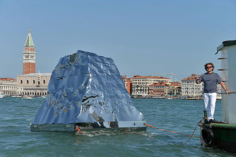 © APA/EPA/Andrea Merola Werk "Iceberg a Venezia" von Helidon Xhixha