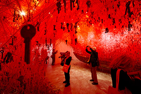 © APA/AP/Domenico Stinellis Installation von Chiharu Shiota