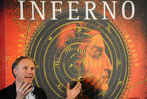 © picturedesk.com/EPA/Maurizio Degl Innocenti Autor Dan Brown vor einem Inferno-Plakat