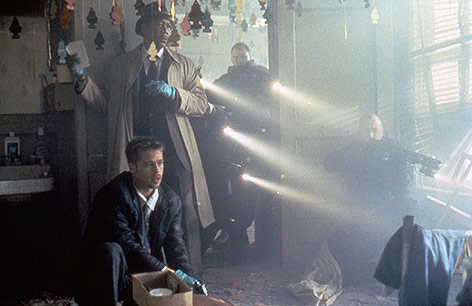 © Corbis/Sunset Boulevard/New Line Cinema Schauspieler Brad Pitt und Morgan Freeman im Film Seven