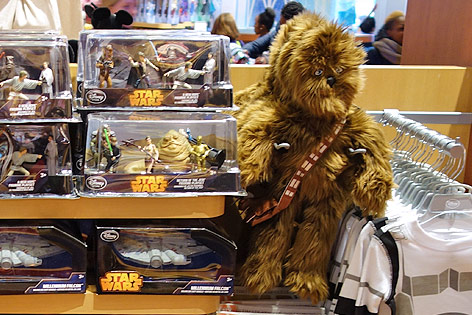 © ORF.at/Simon Hadler "Star Wars"-Merchandise-Produkte in einem Disney-Store