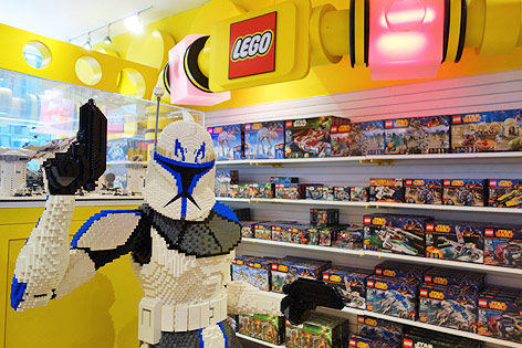 © ORF.at/Simon Hadler "Star Wars"-Merchandise-Produkte in einer Spielzeugabteilung von Lego
